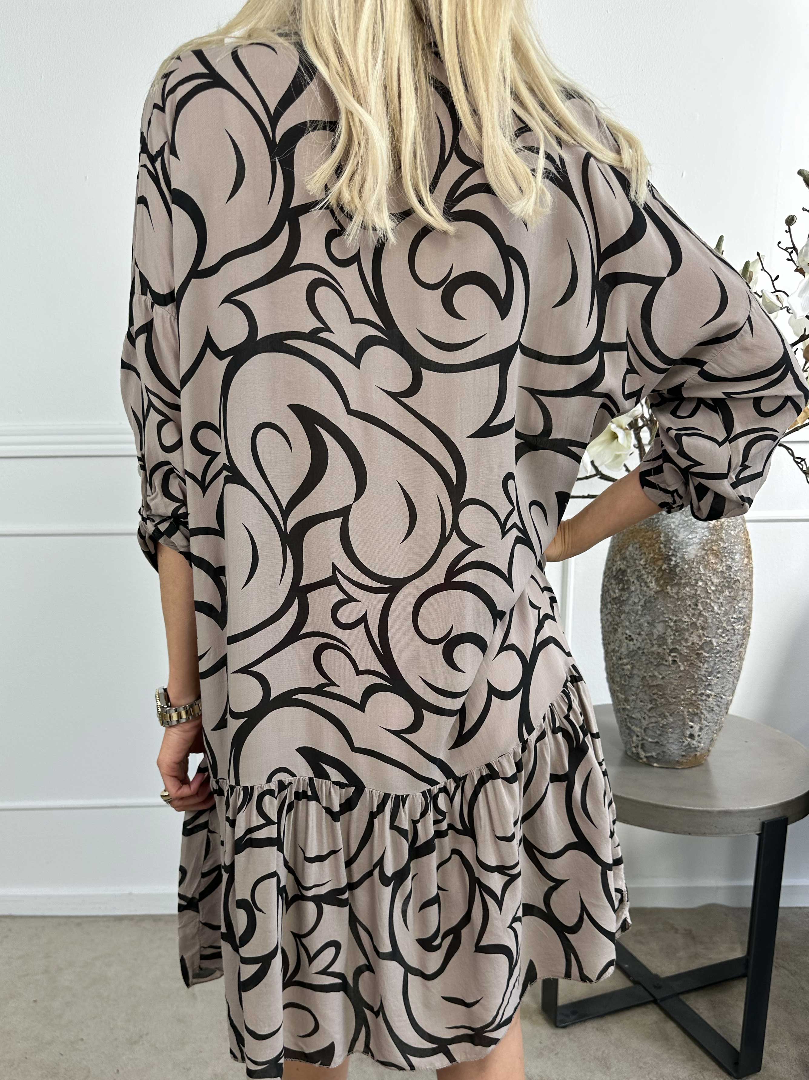 Linda - Mönstrad skjortklänning med volang i nederkant